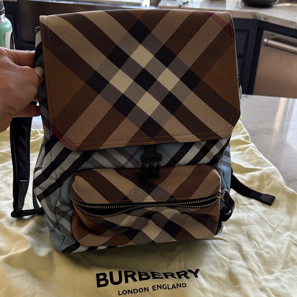 🐎💥Burberry💥❤️ Tan and Black Check Backpack